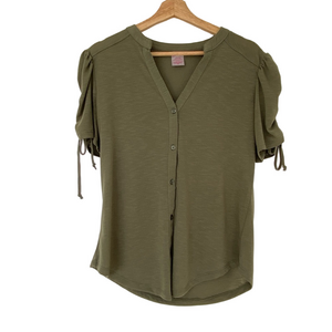 NO BOUNDARIES OLIVE BUTTON DOWN TOP WITH RUCHED TIES SLEEVES, LARGE